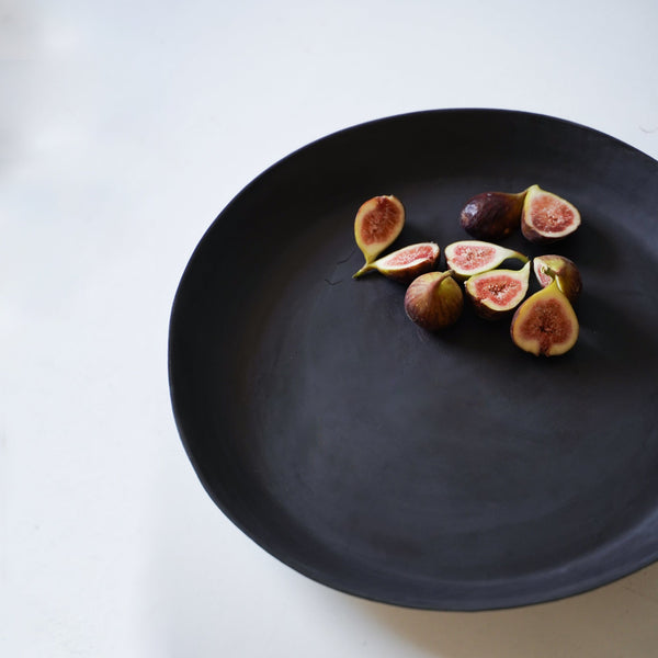 large, shallow jet plate round tray with a few figs in the corner for size