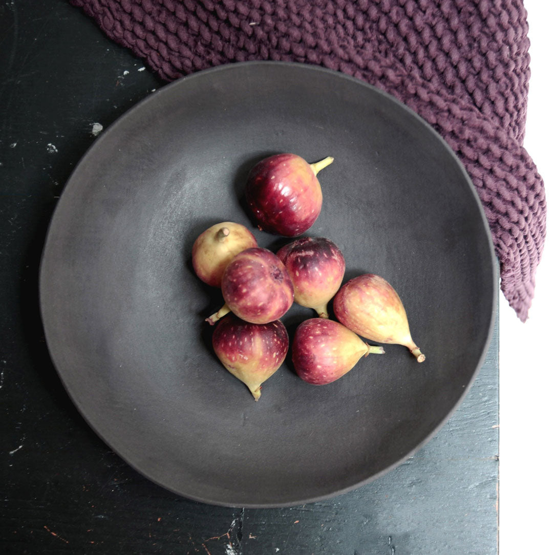 black bowl with figs 